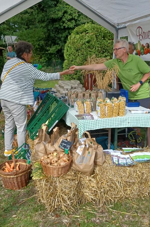 Typisch regionale und saisonale Kost: Der Tisch des Naturpark-Markts war wieder reich gedeckt. Fotos: Gemeinde