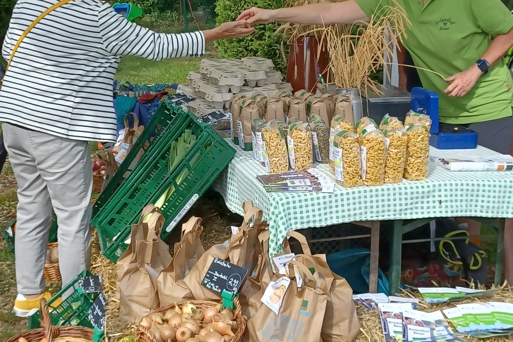 Typisch regionale und saisonale Kost: Der Tisch des Naturpark-Markts war wieder reich gedeckt. Fotos: Gemeinde