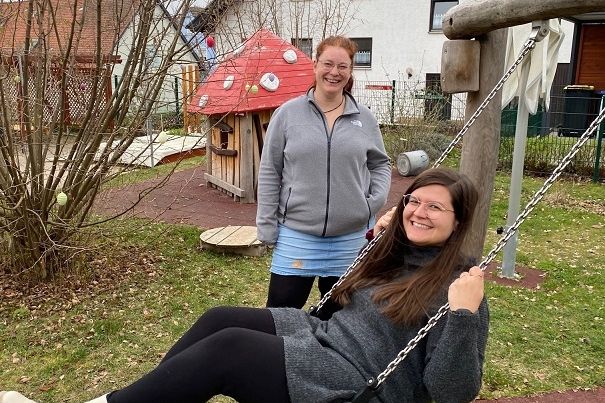 Neue pädogische Fachkraft in der Kinderkrippe Schatzinsel in Feldrennach: Lea Merkel (auf der Schaukel) und Leiterin Eva Weber
