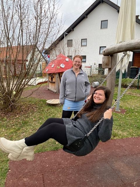 Neue pädogische Fachkraft in der Kinderkrippe Schatzinsel in Feldrennach: Lea Merkel (auf der Schaukel) und Leiterin Eva Weber