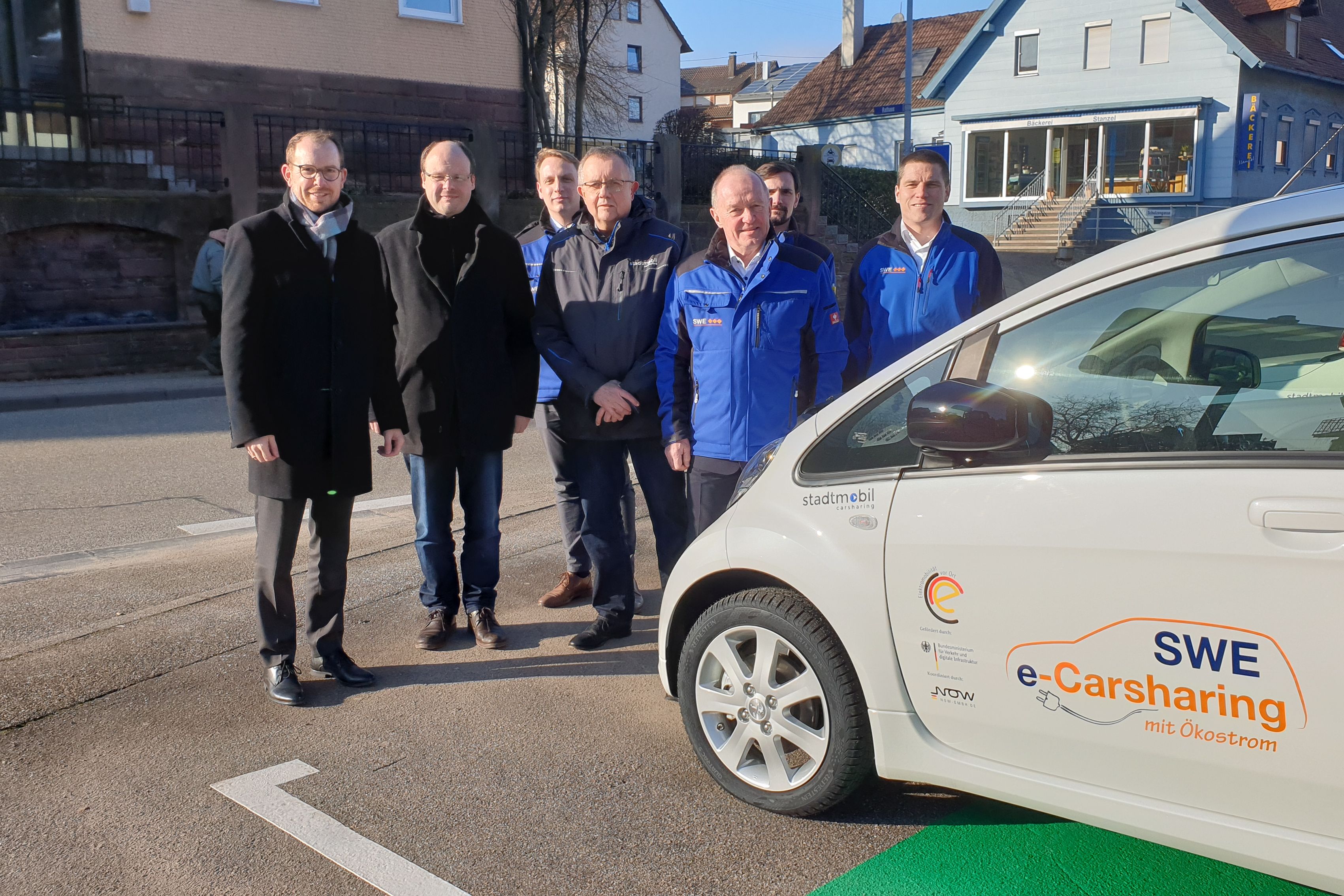 v.l.n.r: Bürgermeister Helge Viehweg, Fachbereichsleiter Jörg Bischoff,  Lukas Kunz (SWE), Gunnar Petersohn (Geschäftsfüher stadtmobil Karlsruhe),  Eberhard Oehler (Geschäftsführer der SWE) Florian Kraft (SWE)