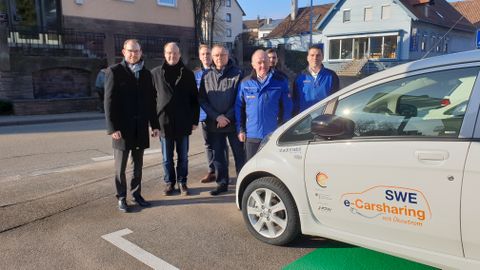 v.l.n.r: Bürgermeister Helge Viehweg, Fachbereichsleiter Jörg Bischoff,  Lukas Kunz (SWE), Gunnar Petersohn (Geschäftsfüher stadtmobil Karlsruhe),  Eberhard Oehler (Geschäftsführer der SWE) Florian Kraft (SWE)