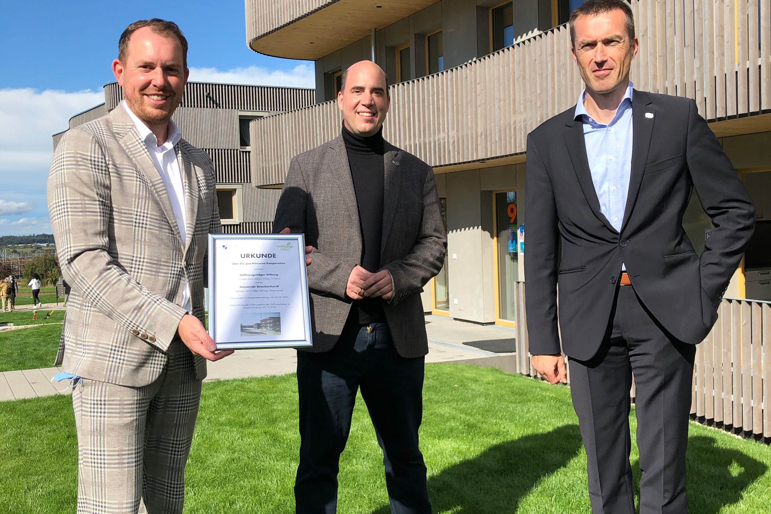 Eröffnung bei strahlendem Sonnenschein: Bürgermeister Helge Viehweg (von links), Pfarrer David Gerlach und Stiftungsvorstand Marcus Witzke vor den Hoffnungshäusern. Fotos: Stiftung