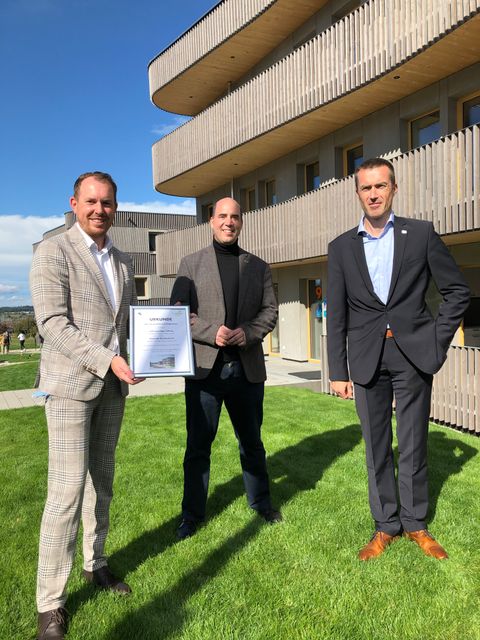 Eröffnung bei strahlendem Sonnenschein: Bürgermeister Helge Viehweg (von links), Pfarrer David Gerlach und Stiftungsvorstand Marcus Witzke vor den Hoffnungshäusern. Fotos: Stiftung