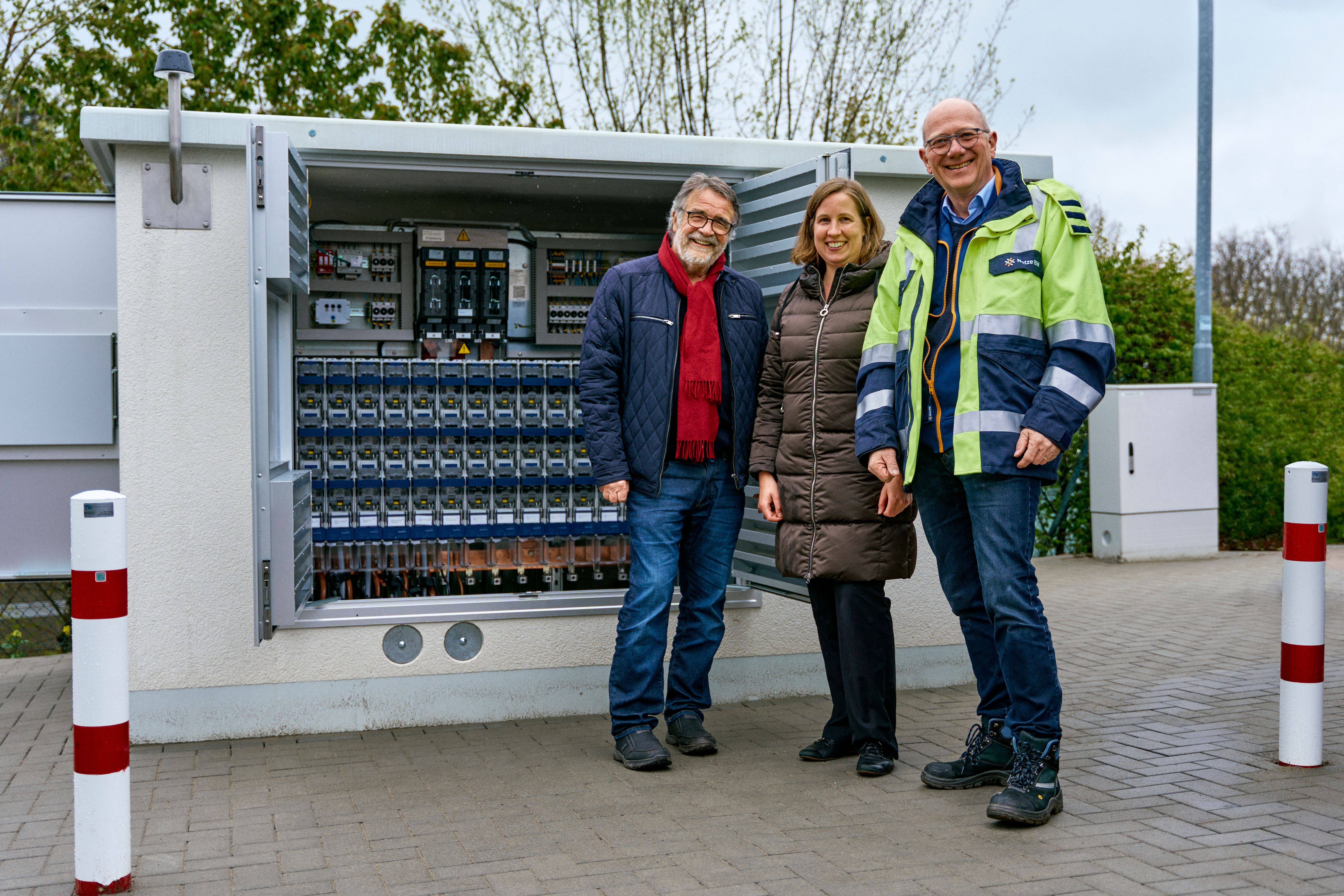 Über die neue digitale Trafostation freuen sich Hans Vester, Stellvertretender Bürgermeister, Dr. Hilde Neidhardt, Erste Landesbeamtin des Landkreises Enzkreis und Netze BW-Geschäftsführer Dr. Martin Konermann | Foto: Netze BW/Max Walter