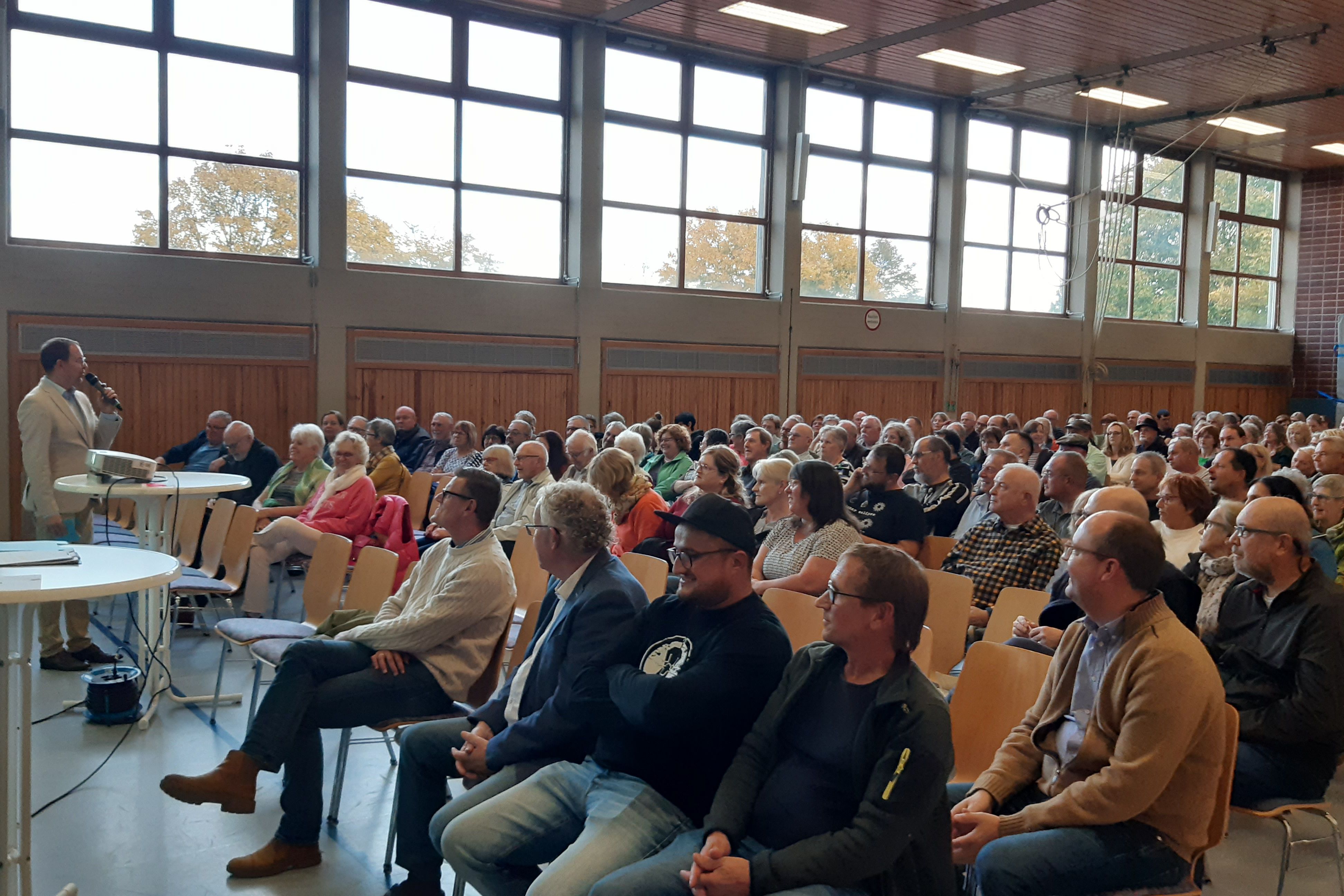 Informationsveranstaltung am 17.10.2024 zur Ortsdurchfahrt Schwann: Bürgermeister Helge Viehweg informierte gemeinsam mit Harald Kreutz vom Ingenierubüro Fröhlich sowie Vertretern der beauftragten Firma Hirschberger und Kusterer knapp 300 interessierte Bürgerinnen und