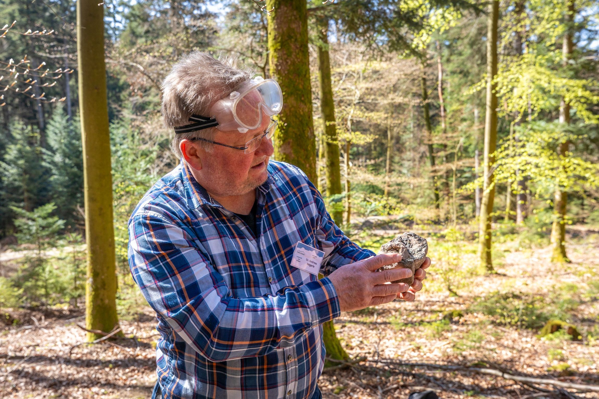 Der Geograf Dr. Andreas Megerle erklärt auf der Naturpark-GeoTour in Straubenhardt, warum Wandernde auch heute noch versteinerten Wüstensand im Schwarzwald finden können.