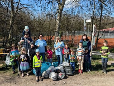 Große und kleine Helfer der Kindertagesstätte Abenteuerland am Waldputztag.