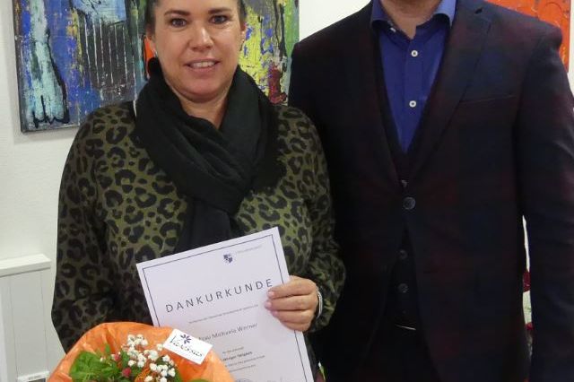 Michaela Werner wurde von Bürgermeister Helge Viehweg für 25 Jahre im öffentlichen Dienst geehrt. Fotos:Gemeinde