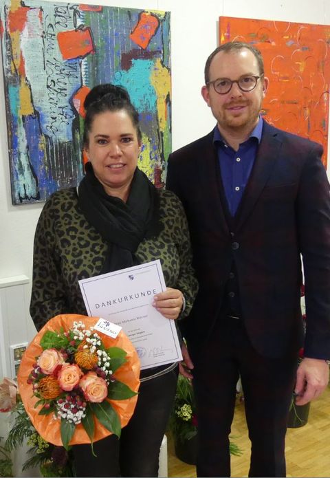 Michaela Werner wurde von Bürgermeister Helge Viehweg für 25 Jahre im öffentlichen Dienst geehrt. Fotos:Gemeinde