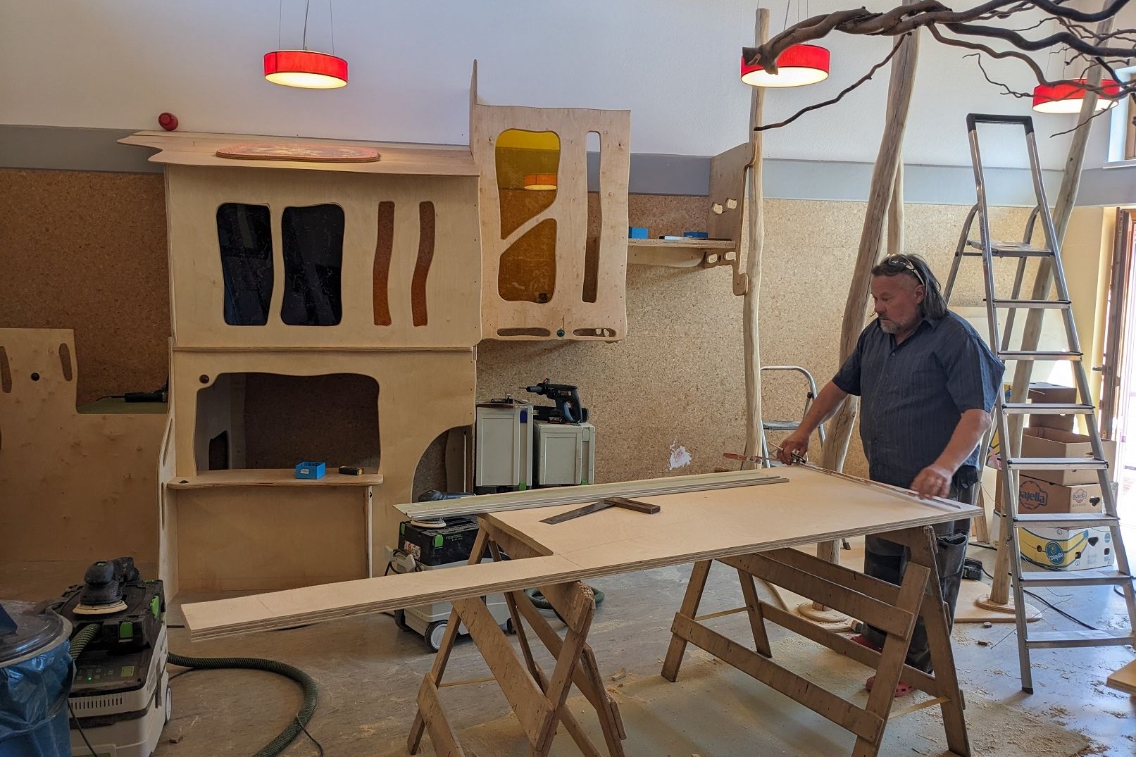 Projektleiter Rainer Ulm beim Vorbereiten des nächsten Holzelements