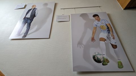 Auf großen, hochwertigen Alu-Dibond-Platten sind die Porträtbilder von Sebastian Seibel gezogen. „Kick-off“ der Ausstellung ist ein junger Fußballer, der sich in einer Inklusionsmannschaft engagiert.