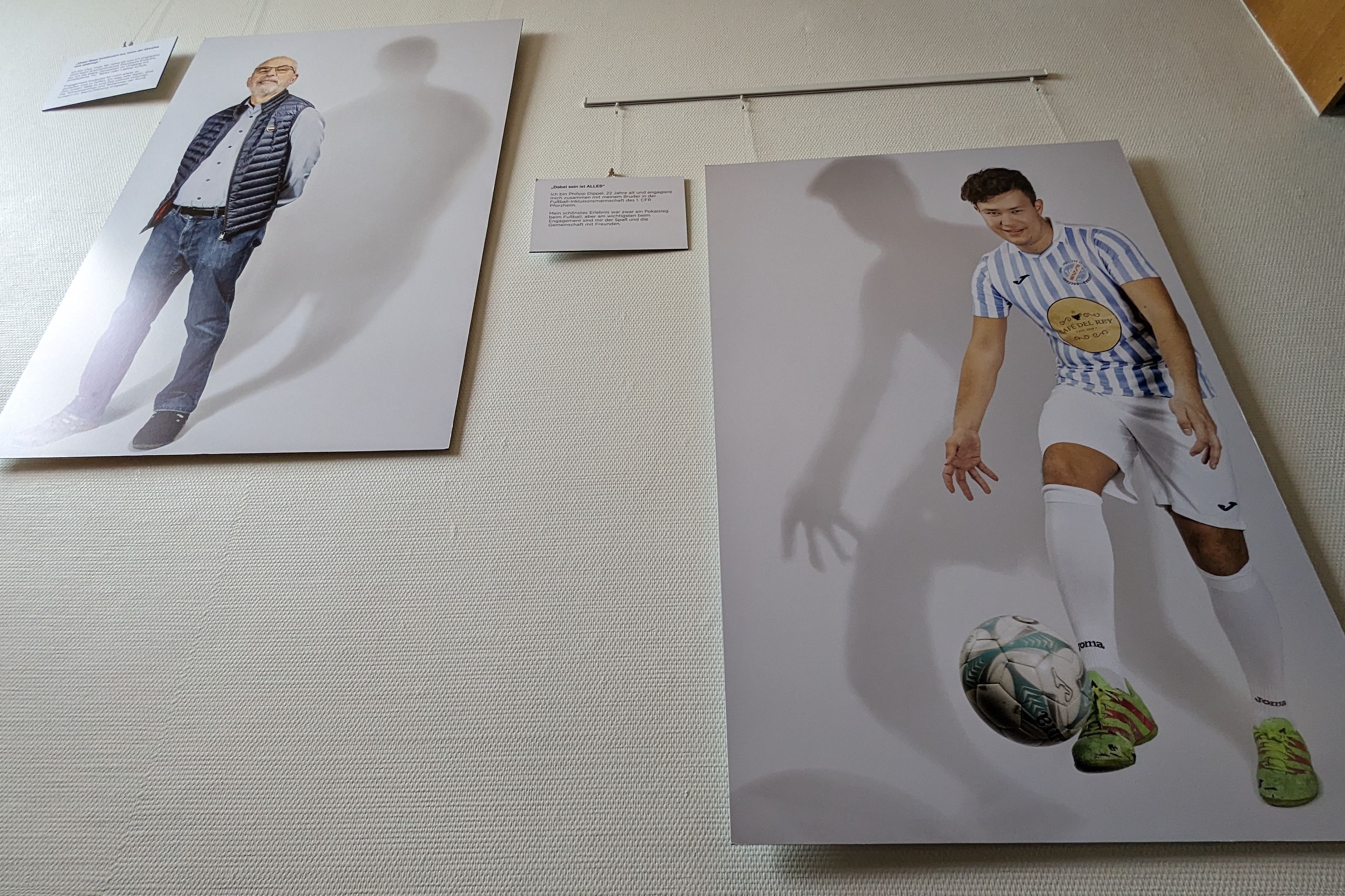 Auf großen, hochwertigen Alu-Dibond-Platten sind die Porträtbilder von Sebastian Seibel gezogen. „Kick-off“ der Ausstellung ist ein junger Fußballer, der sich in einer Inklusionsmannschaft engagiert.