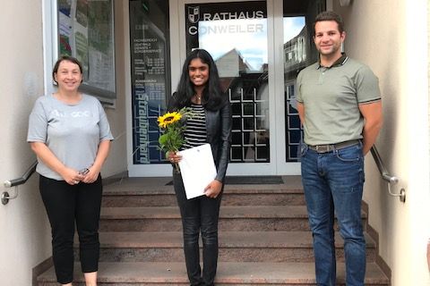 Sagana Jegatheswaran (Mitte) wurde von Nicole Schommer und Benedikt Lorsch begrüßt. Foto: Gemeinde