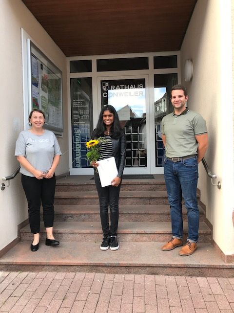 Sagana Jegatheswaran (Mitte) wurde von Nicole Schommer und Benedikt Lorsch begrüßt. Foto: Gemeinde