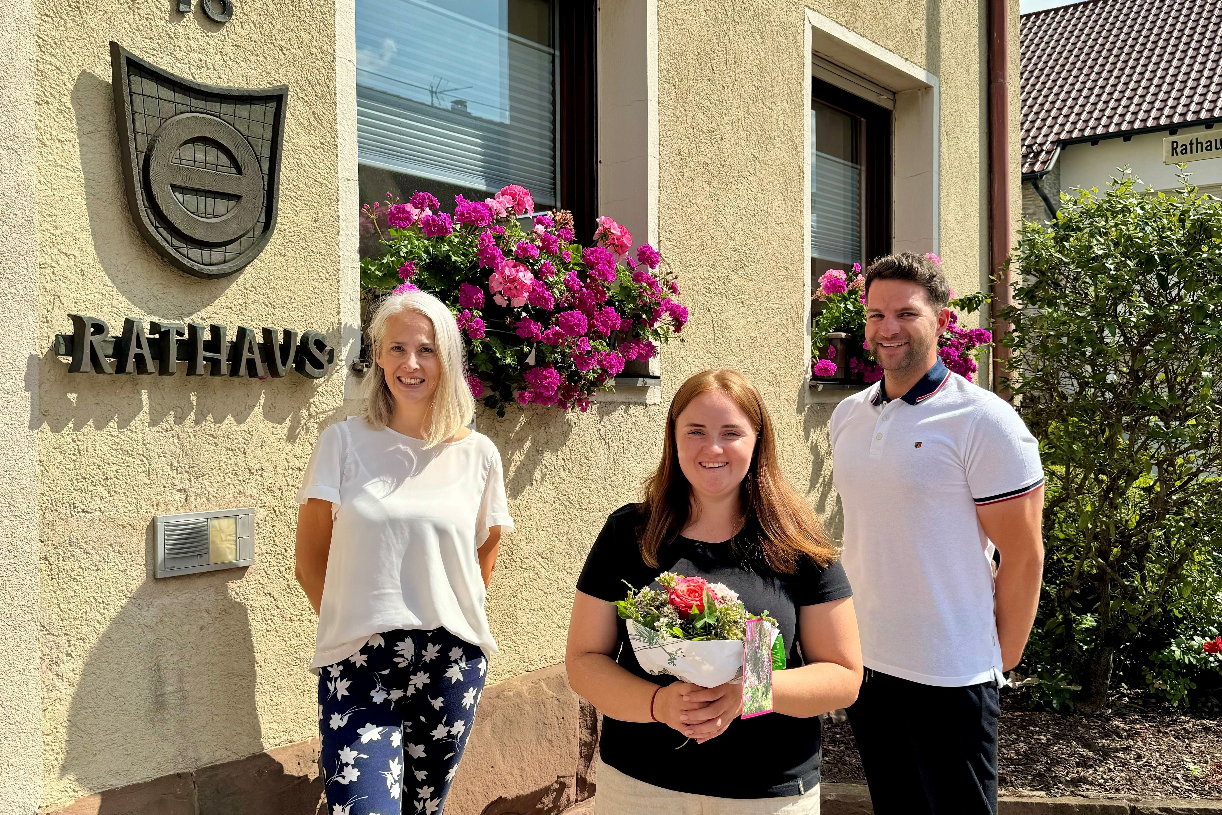 Begrüßung Luana Szymczak (mitte): Fachbereichsleiter Benedikt Lorsch und Helena Wegmann aus der Personalabteilung heißen die neue Mitarbeiterin herzlich willkommen.