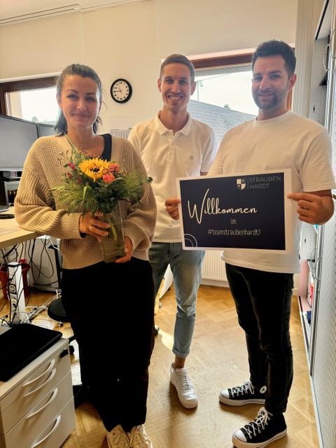 Jennifer Laupp, Rouven Rudisile (Abteilungsleitung Bildung, Familie und Kultur), Benedikt Lorsch (Fachbereichsleitung Zentrale Dienste und Bürgerservice, rechts)