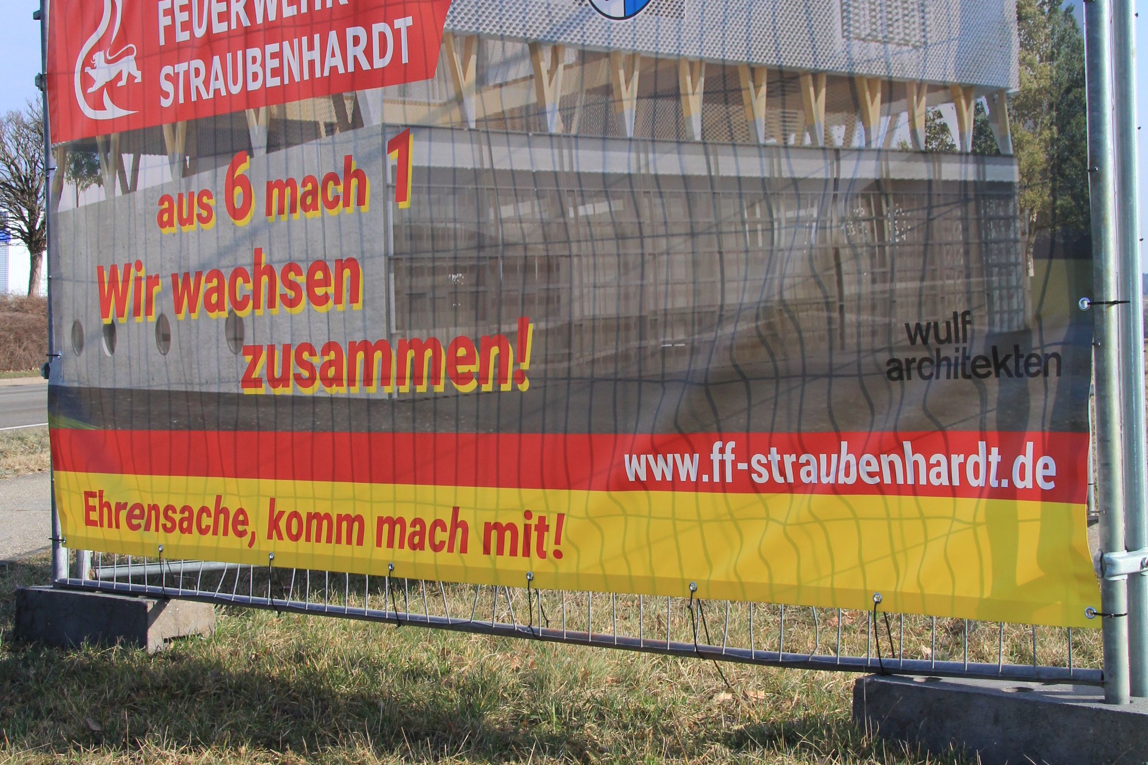 An der Langenalber Straße stand das neue Banner vor Baubeginn im März, danach ist es nach Langenalb "gewandert".