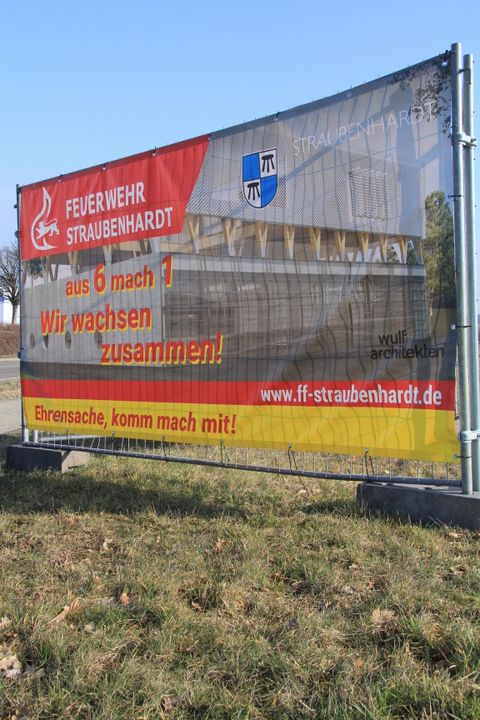 An der Langenalber Straße stand das neue Banner vor Baubeginn im März, danach ist es nach Langenalb "gewandert".