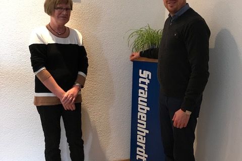 Die Künstlerin mit dem Bürgermeister bei der Vernissage. Fotos: Gemeinde