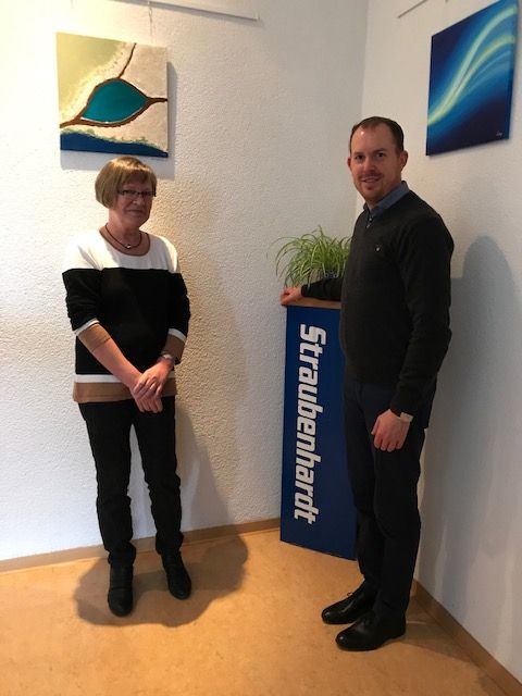 Die Künstlerin mit dem Bürgermeister bei der Vernissage. Fotos: Gemeinde