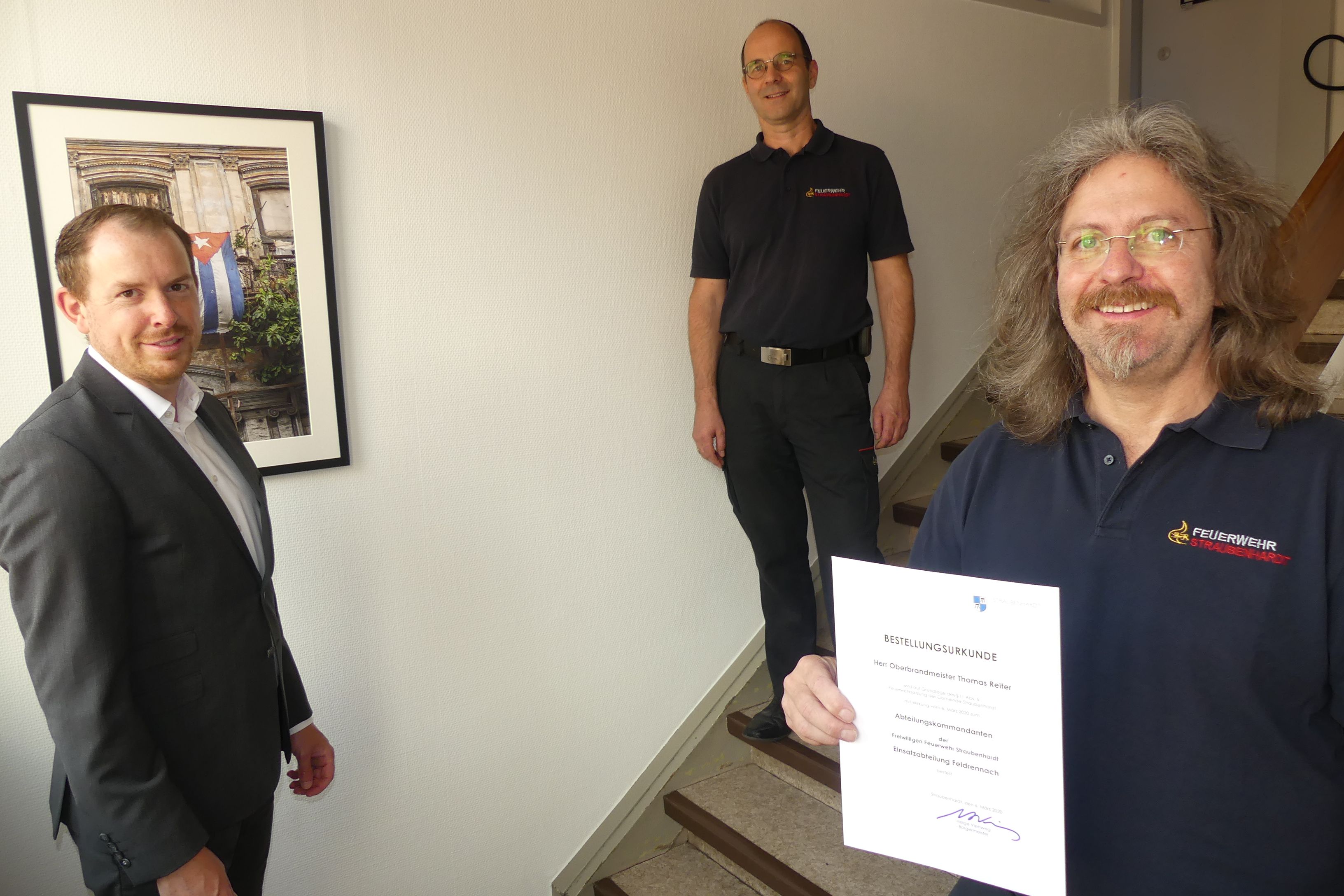 Bürgermeister Helge Viehweg (von links) überreichte mit Kommandant Martin Irion die Bestellungsurkunde an Thomas Reiter. Foto: Gemeinde