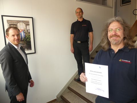 Bürgermeister Helge Viehweg (von links) überreichte mit Kommandant Martin Irion die Bestellungsurkunde an Thomas Reiter. Foto: Gemeinde