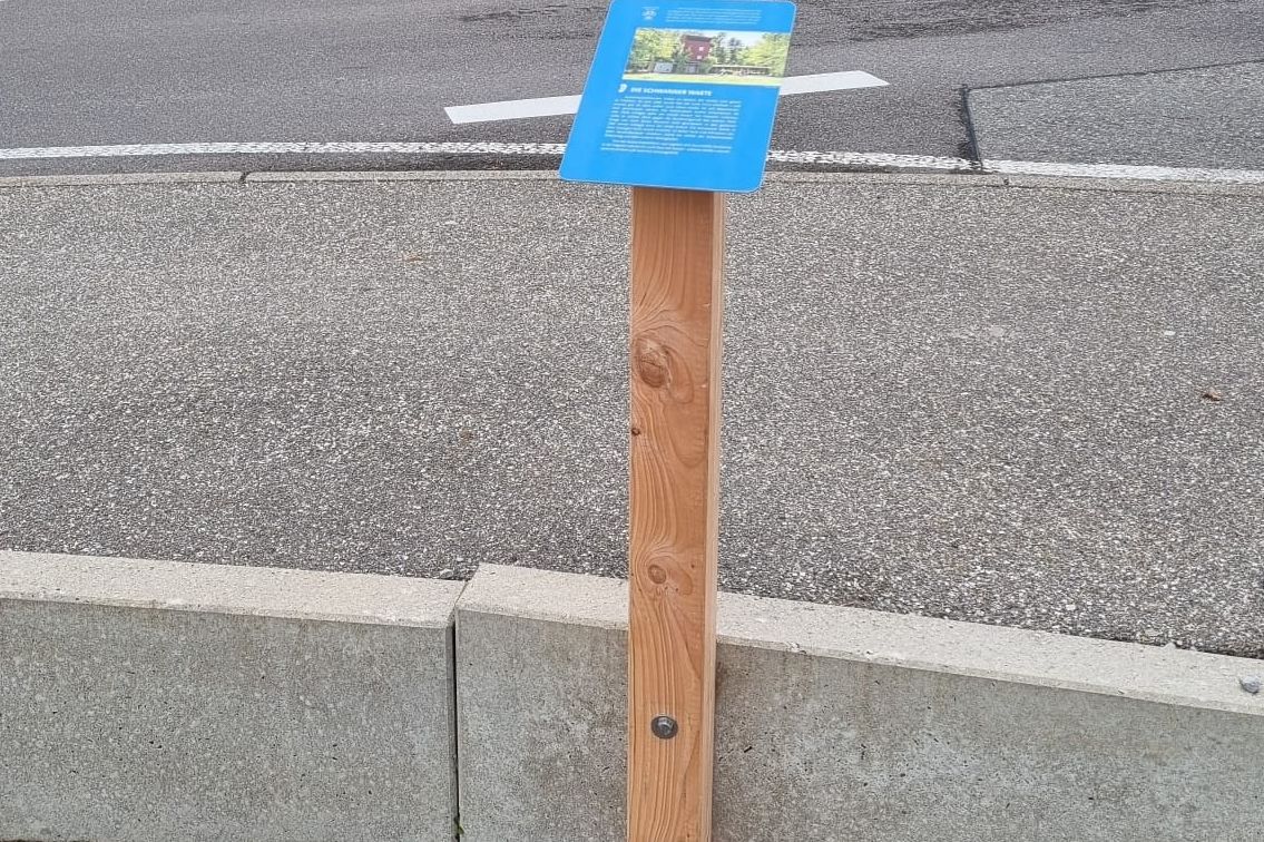 Eine der Infotafeln befindet sich auf dem Parkplatz Schwanner Warte.