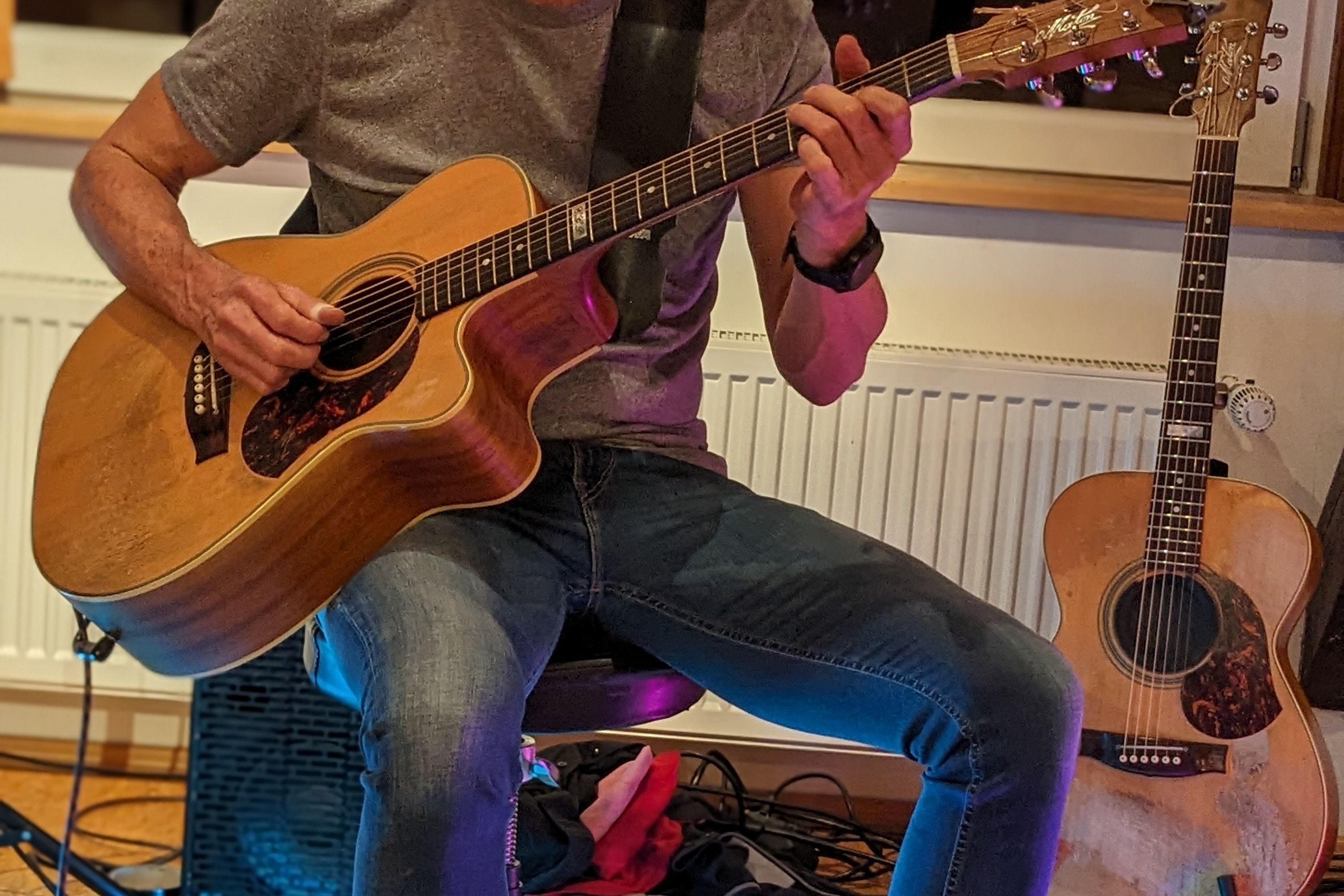 Matthias Hautsch spielt sich vor dem Konzert schon mal ein...