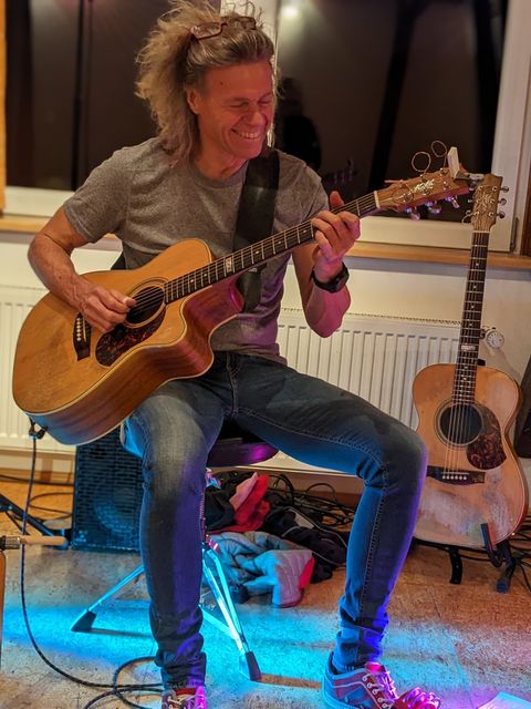 Matthias Hautsch spielt sich vor dem Konzert schon mal ein...