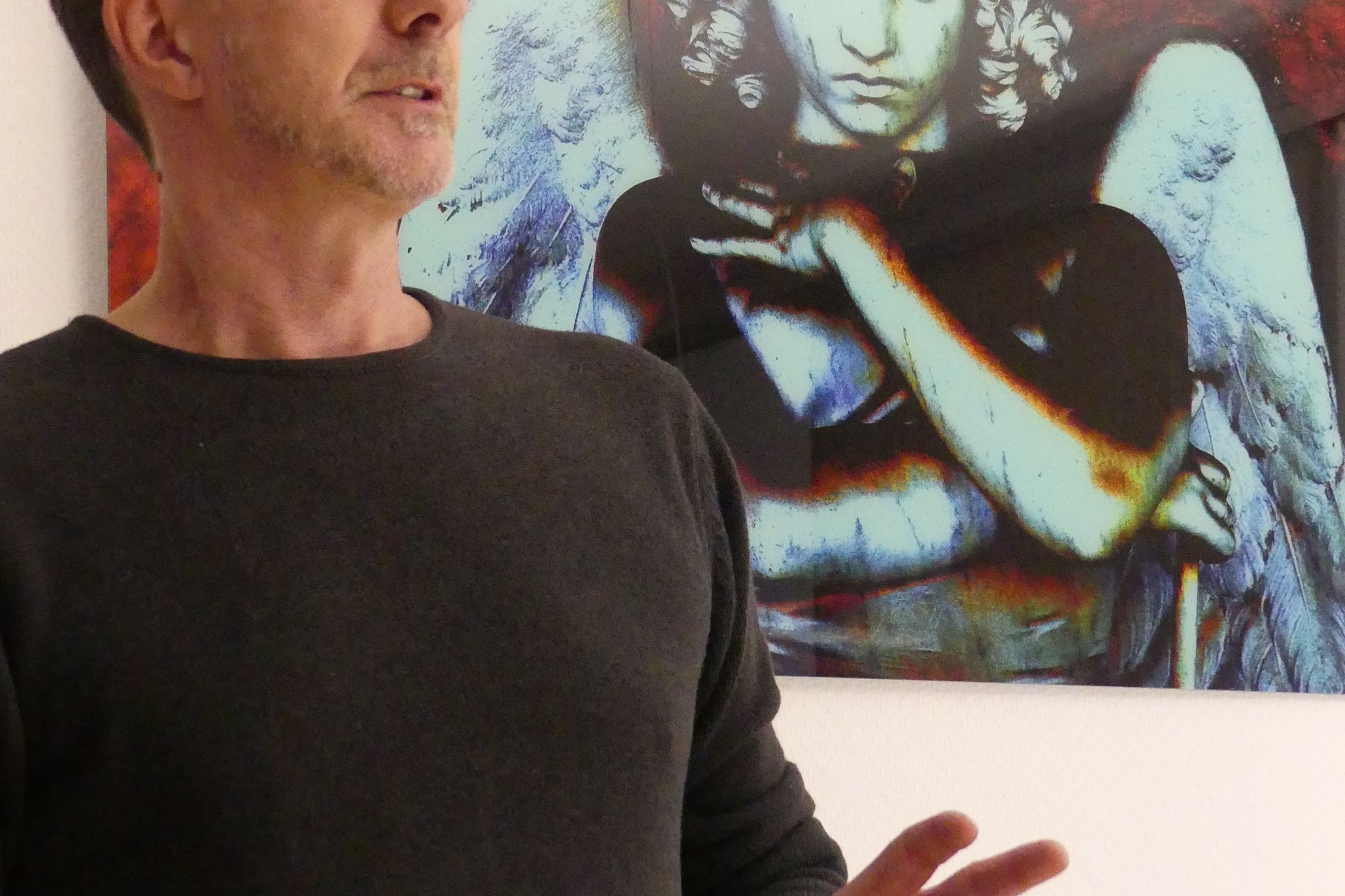 Den "Roten Engel" hat Frederic Trautz in Italien fotografiert, das Bild hängt im Büro des Bürgermeisters. Fotos: Gemeinde