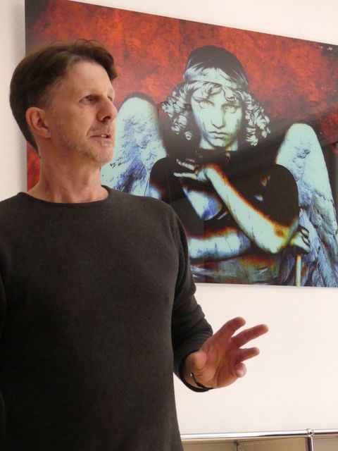 Den "Roten Engel" hat Frederic Trautz in Italien fotografiert, das Bild hängt im Büro des Bürgermeisters. Fotos: Gemeinde