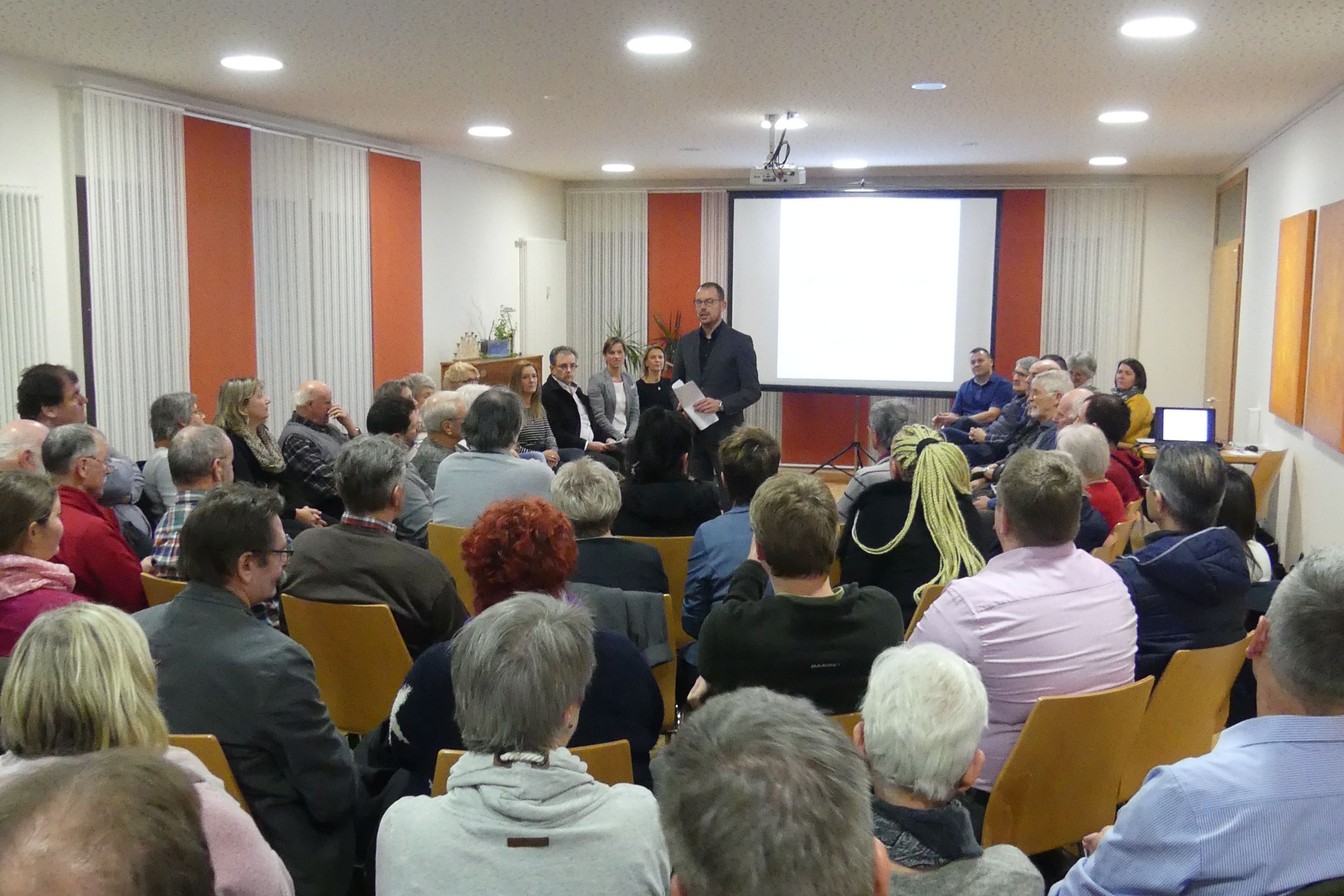 Über 60 Besucher kamen zu "Wir müssen reden!... über die Hoffnungshäuser" in den Bürgertreff. Fotos: Gemeinde