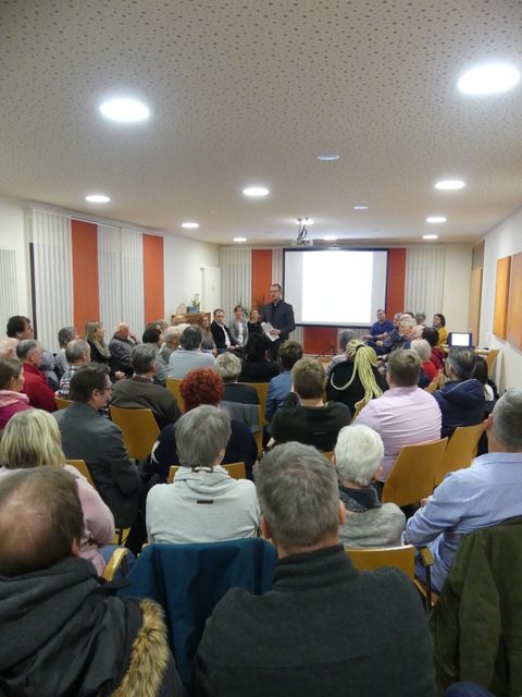 Über 60 Besucher kamen zu "Wir müssen reden!... über die Hoffnungshäuser" in den Bürgertreff. Fotos: Gemeinde