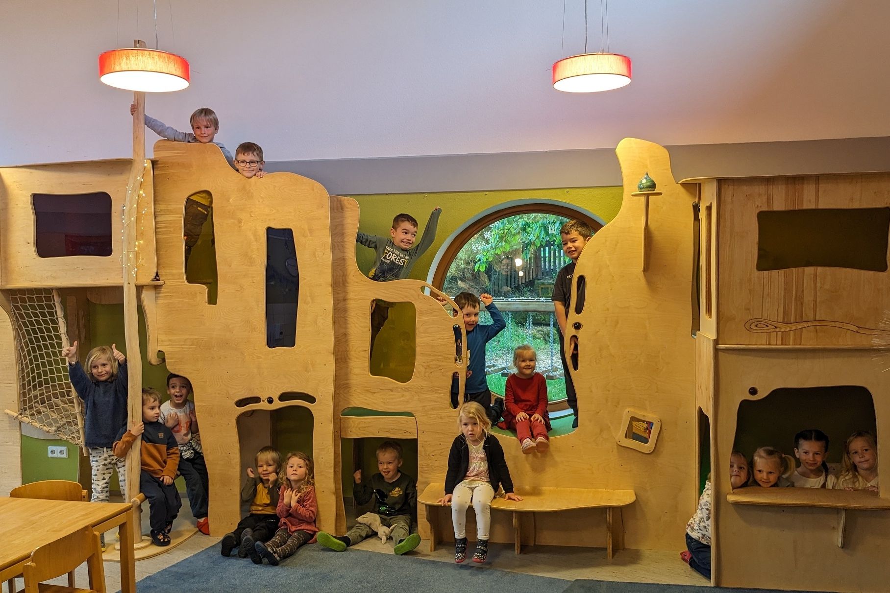 Neugierig erobern die Kinder der Kita Grabbenescht auch die Bewegungslandschaft im zweiten Raum