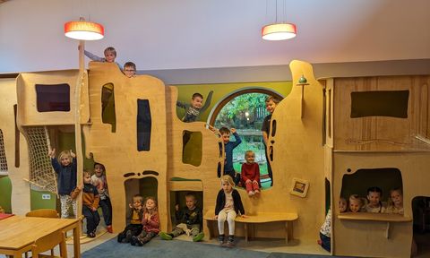 Neugierig erobern die Kinder der Kita Grabbenescht auch die Bewegungslandschaft im zweiten Raum