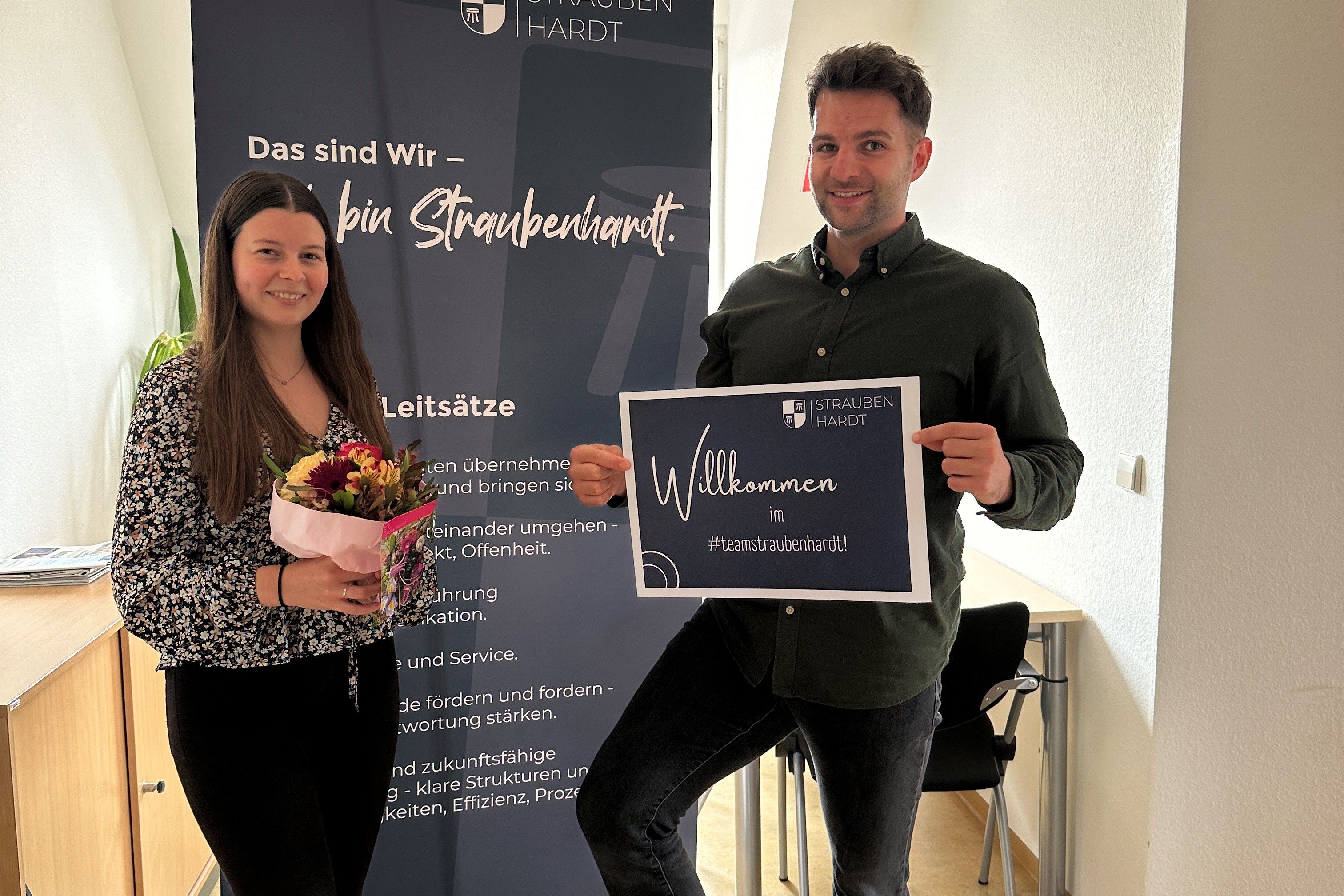 Jana Sonnemann und Fachbereichsleiter Benedikt Lorsch sind bereit zum Anstoß.