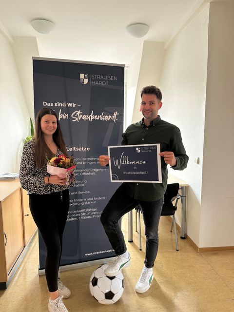 Jana Sonnemann und Fachbereichsleiter Benedikt Lorsch sind bereit zum Anstoß.