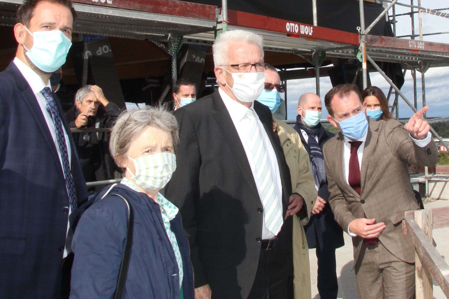 Rundgang über die Baustelle: Ministerpräsident Winfried Kretschmann (Dritter von links) besichtigte das neue Feuerwehrhaus mit Bürgermeister Helge Viehweg, Grünen-Landtagsabgeordenete Stefanie Seemann und Landrat Bastian Rosenau (von rechts). 