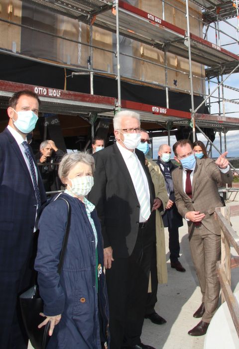 Rundgang über die Baustelle: Ministerpräsident Winfried Kretschmann (Dritter von links) besichtigte das neue Feuerwehrhaus mit Bürgermeister Helge Viehweg, Grünen-Landtagsabgeordenete Stefanie Seemann und Landrat Bastian Rosenau (von rechts). 