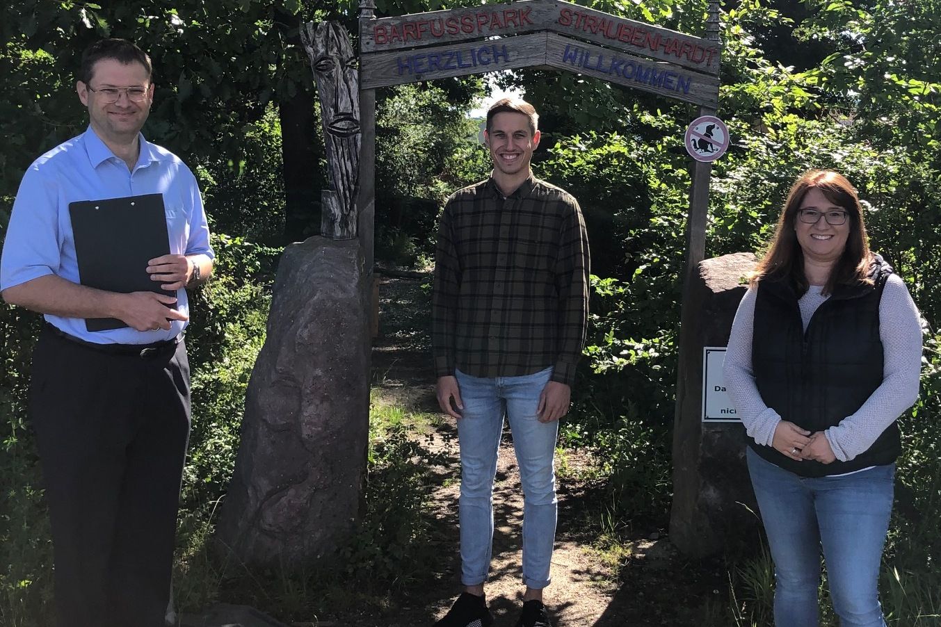 Von links: Erik Scholtz, Leiter der Pfadfinder Süd, mit Rouven Rudisile und Stephanie Gerstung von der Gemeinde Straubenhardt bei der Begehung des Barfußpfades. Foto: Gemeinde