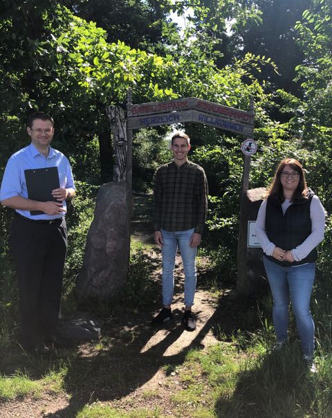 Von links: Erik Scholtz, Leiter der Pfadfinder Süd, mit Rouven Rudisile und Stephanie Gerstung von der Gemeinde Straubenhardt bei der Begehung des Barfußpfades. Foto: Gemeinde