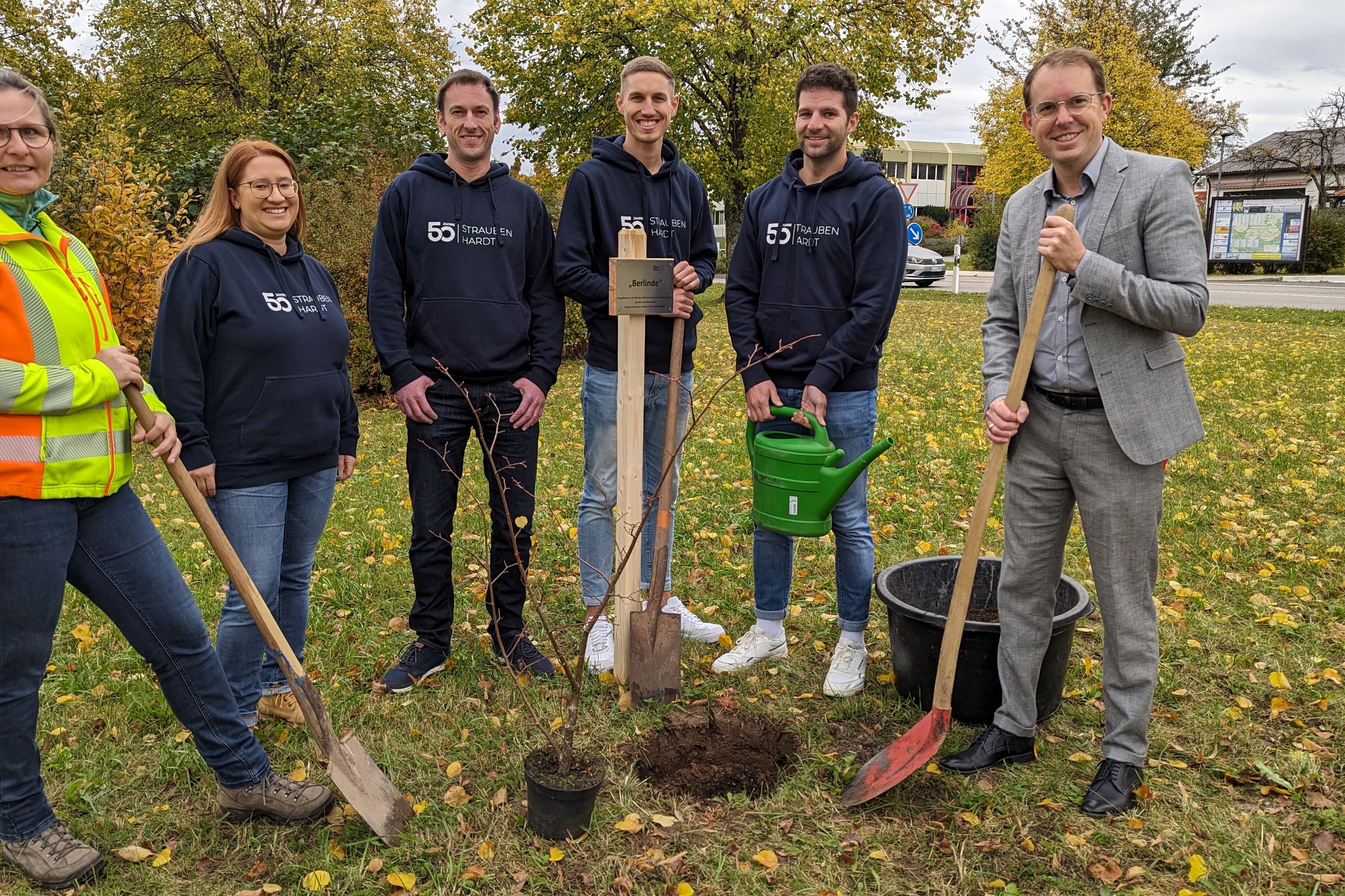Mit Spaten und Gießkanne bei der Sache: Barbara Rabold, Stephanie Gerstung, Patrick Luithardt, Rouven Rudisile, Benedikt Lorsch und Bürgermeister Helge Viehweg (von links). Foto: Anita Molnar