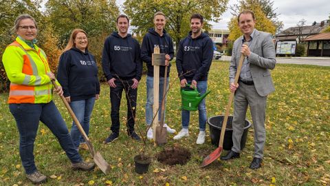 Mit Spaten und Gießkanne bei der Sache: Barbara Rabold, Stephanie Gerstung, Patrick Luithardt, Rouven Rudisile, Benedikt Lorsch und Bürgermeister Helge Viehweg (von links). Foto: Anita Molnar