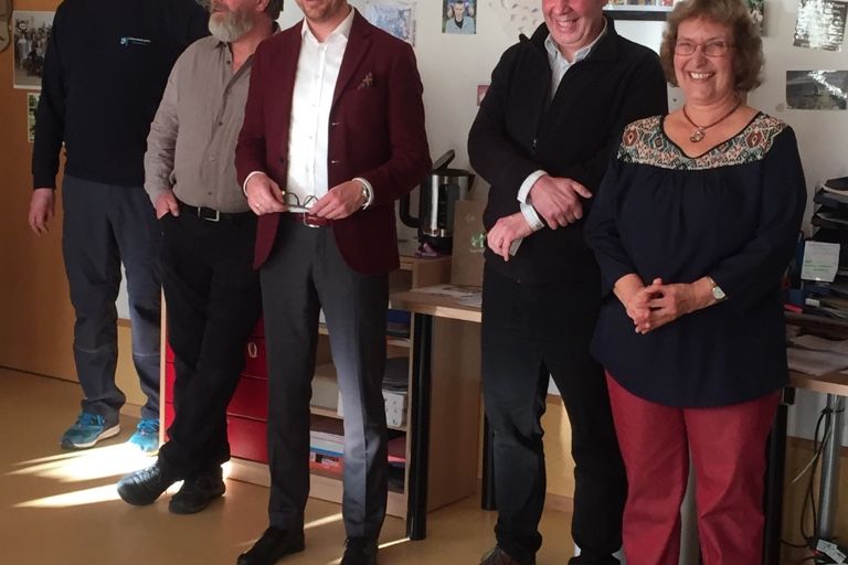 Für die gute Zusammenarbeit bedankten sich Bürgermeister Helge Viehweg, das Kollegium und ehemalige Weggefährten bei Ilona Wetzel (rechts). Fotos: Gemeinde.