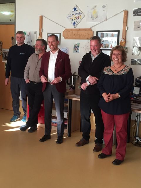 Für die gute Zusammenarbeit bedankten sich Bürgermeister Helge Viehweg, das Kollegium und ehemalige Weggefährten bei Ilona Wetzel (rechts). Fotos: Gemeinde.