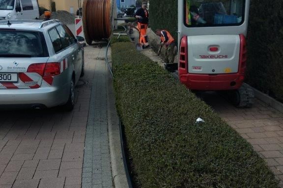 Verlegung von Leerrohren für den Einzug von Glasfaserkabeln durch den Zweckverband, hier in Neulingen. Foto: Zweckverband Breitbandversorgung im Enzkreis