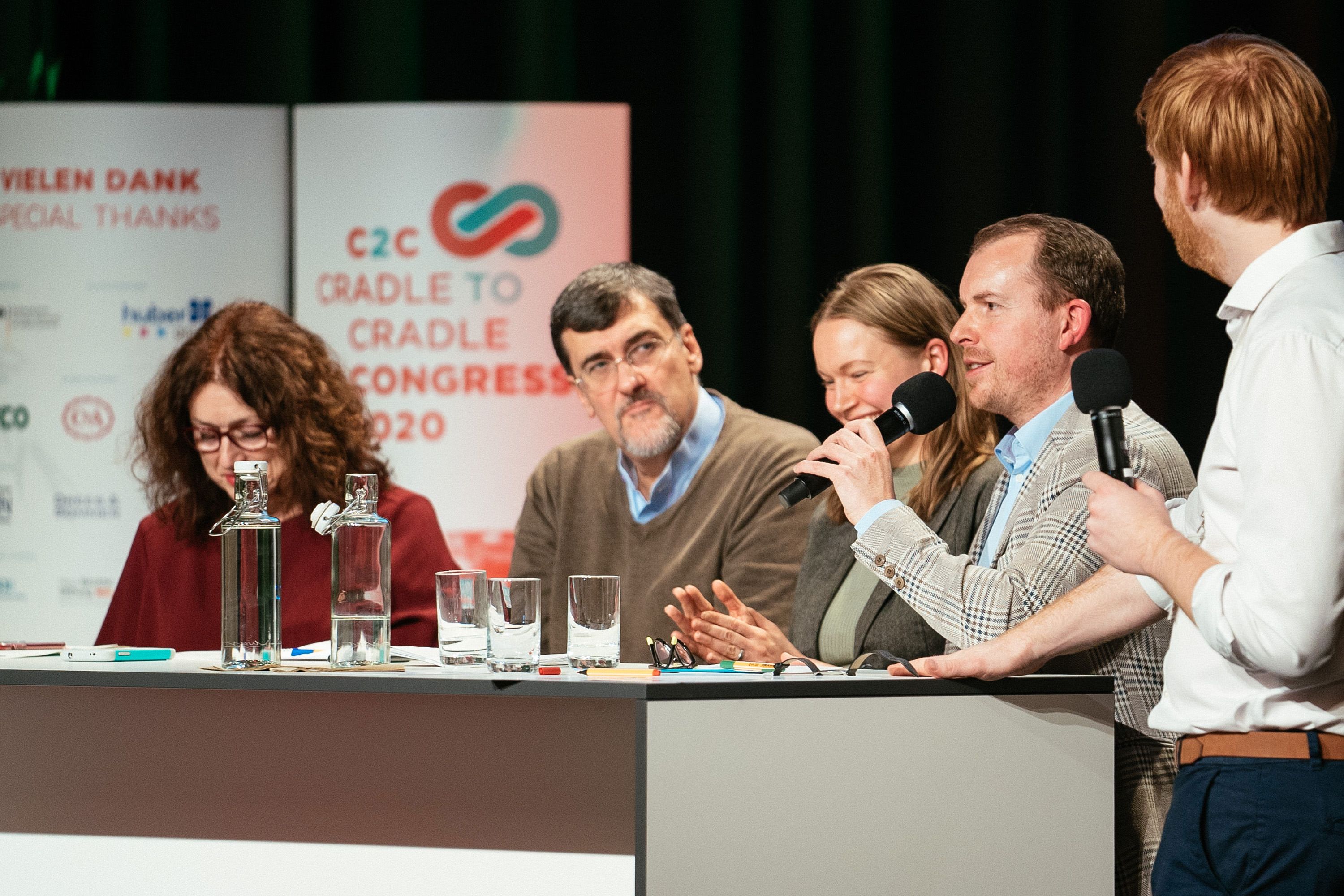 Straubenhardts Bürgermeister Helge Viehweg (Zweiter von rechts) sprach auf dem C2C Congress in Berlin über das Cradle-to-Cradle-Modell in Kommunen und präsentierte dabei die Enzkreis-Gemeinde mit seinen Aktivitäten. Fotos: Veranstalter C2C Congress
