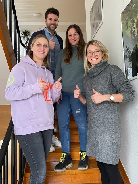 Fachbereichsleiter Bendedikt Lorsch begrüßt die neuen Mitarbeiterinnen an ihrem ersten Tag.