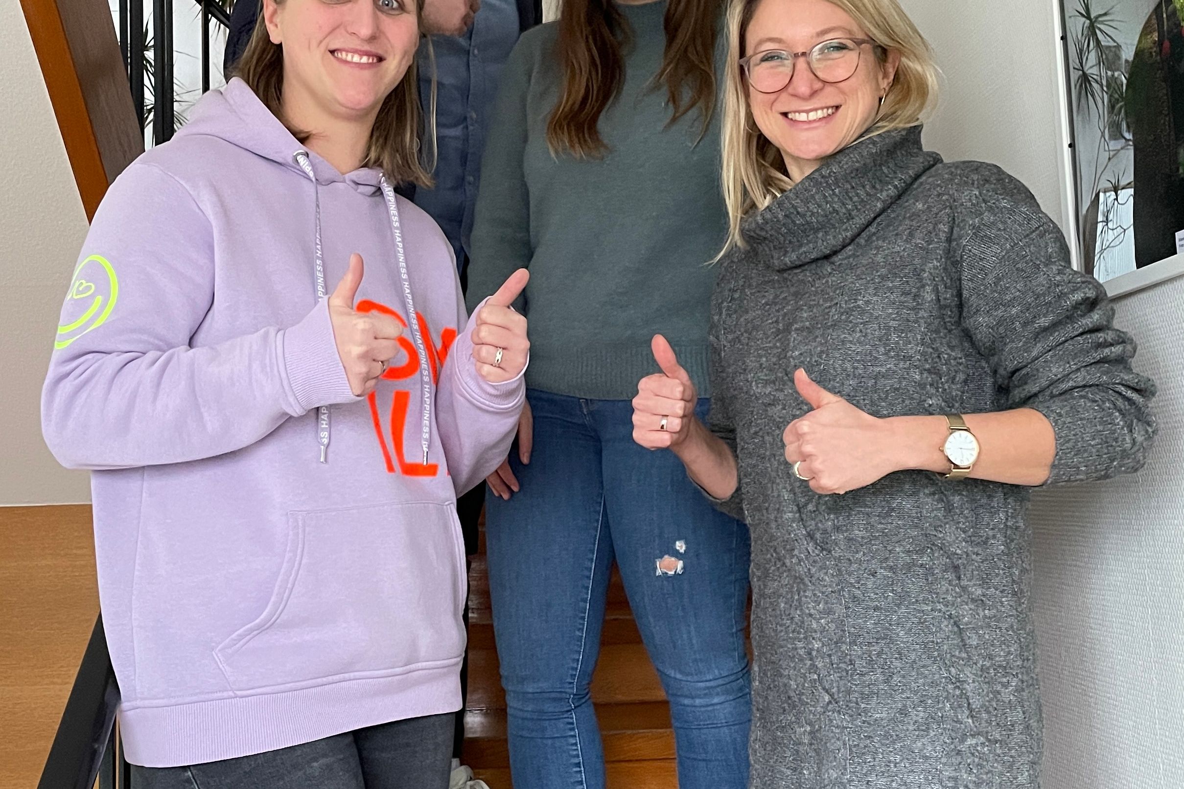 Fachbereichsleiter Bendedikt Lorsch begrüßt die neuen Mitarbeiterinnen an ihrem ersten Tag.